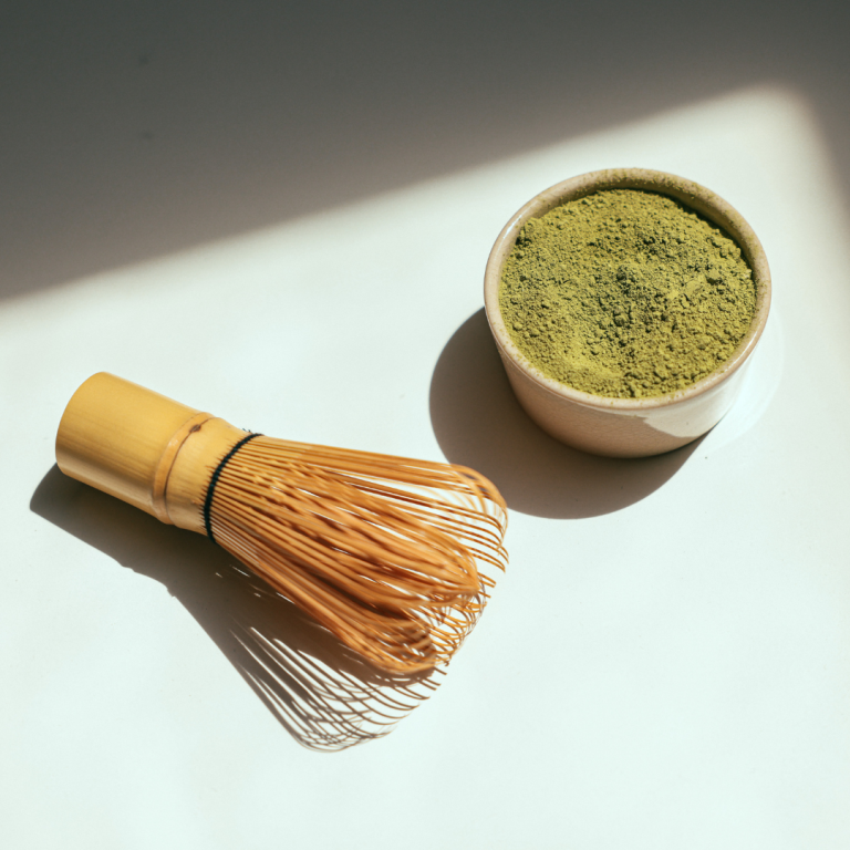 Cuenco de matcha con chasen o batidor de bambú