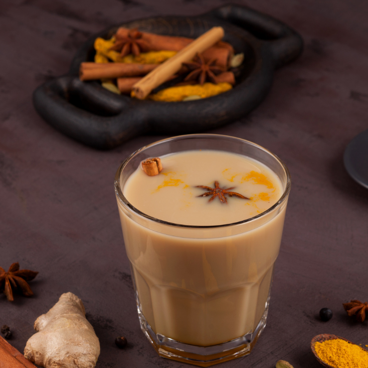 Bebida de concentrado de chai con leche y anís estrellado con rama de canela