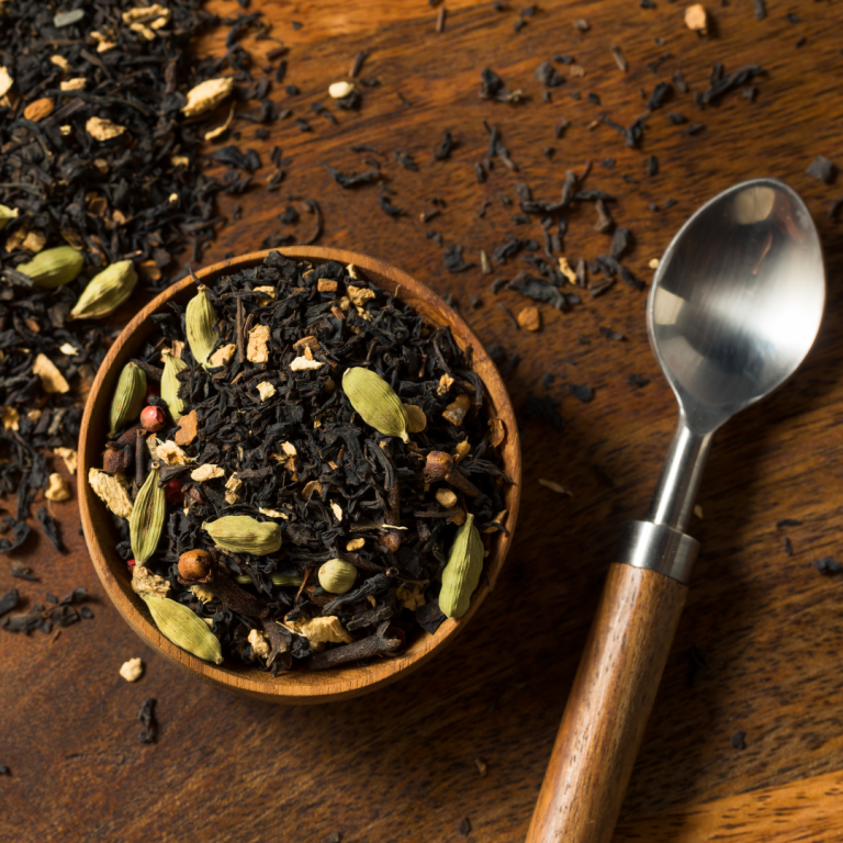 Cuenco de té negro chai con cuchara