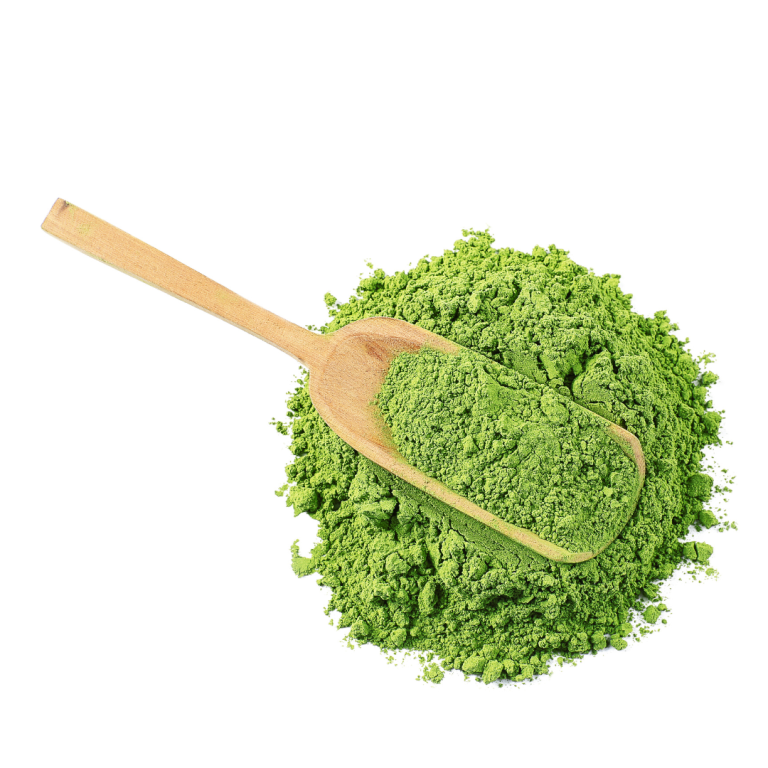 Montón de polvo de matcha con una cuchara de madera
