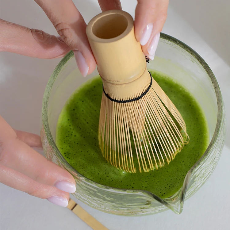 Te matcha grado ceremonial en chawan con chasen